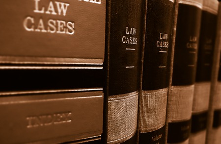 Plusieurs livres de cas de droit posés sur une étagère
